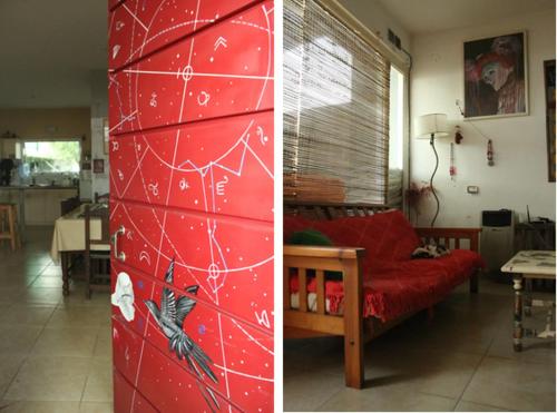 2 fotos de una sala de estar con una pared roja en Habitaciones en casa encantada para viajeros en Gualeguaychú