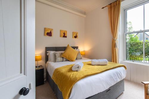 una camera da letto con un letto e due asciugamani di Kinnaird Country House a Pitlochry