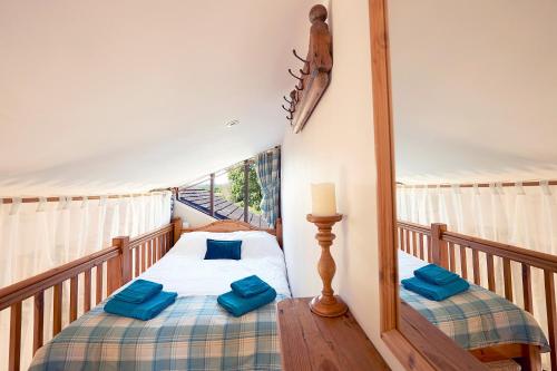 um quarto com 2 camas numa varanda em Canny Brow Barn Garden Rooms em Kendal