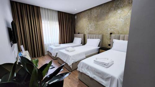 Postel nebo postele na pokoji v ubytování Imperator Hotel