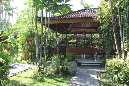 Сад в Bumi Ayu Bungalow Sanur