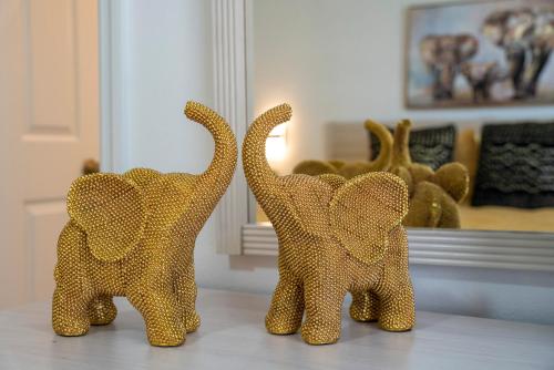 dos elefantes de madera parados frente a un espejo en JC DISNEY House en Kissimmee