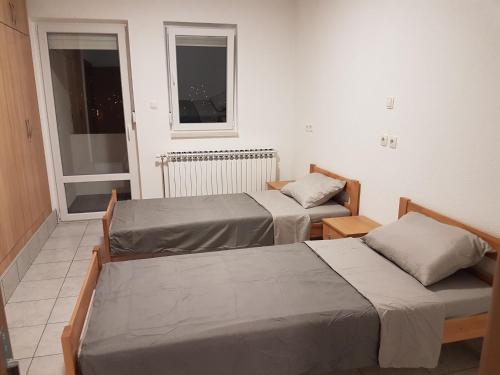 巴尼亞盧卡的住宿－DASS apartmani，带2扇窗户的客房内的2张床