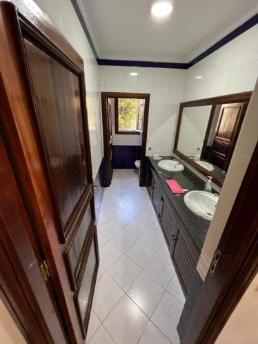 ein Badezimmer mit zwei Waschbecken und einem großen Spiegel in der Unterkunft Beautiful Villa Casablanca in Casablanca
