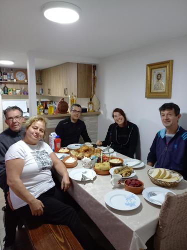 Οικογένεια που μένει στο Prenoćište Lelić