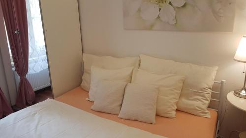Cama o camas de una habitación en Family Flat 120m2, Praha 2 Vinohrady