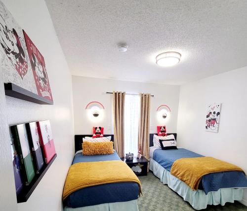 a room with two beds in a room at JC DISNEY House in Kissimmee
