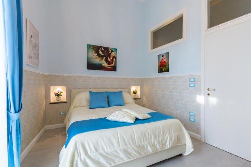 a bedroom with a bed with blue and white at Casa Parravano in Caserta