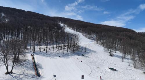 a ski slope with people skiing down a mountain at Casa di Nastya in Pretoro