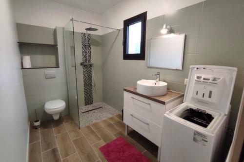 a bathroom with a sink and a shower and a toilet at Villa Jade in Sartène