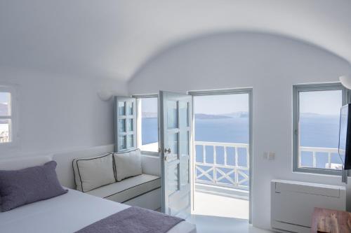 Postel nebo postele na pokoji v ubytování Oia Spirit Boutique Residences