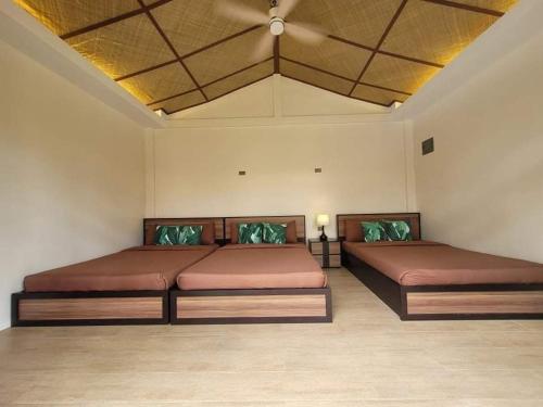 a bedroom with two beds in a room at VYU PRIVATE VILLA - TAGAYTAY in Tagaytay