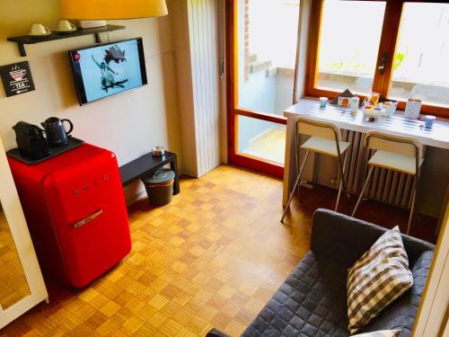 uma sala de estar com uma mala vermelha e uma mesa em PILOTTA's Balcony em Parma