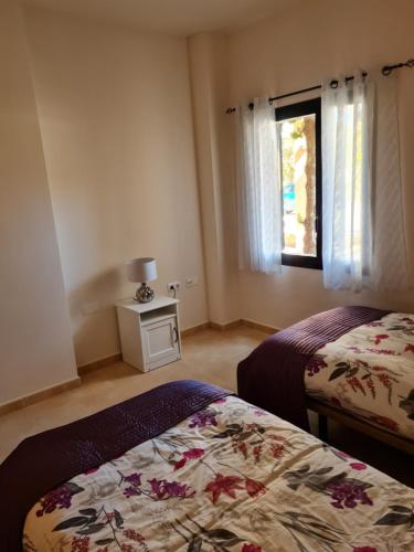um quarto com 2 camas e uma janela em Casa Lima em Múrcia