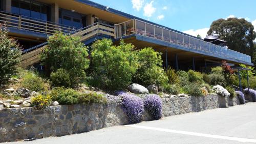 Κήπος έξω από το Lake Jindabyne Hotel