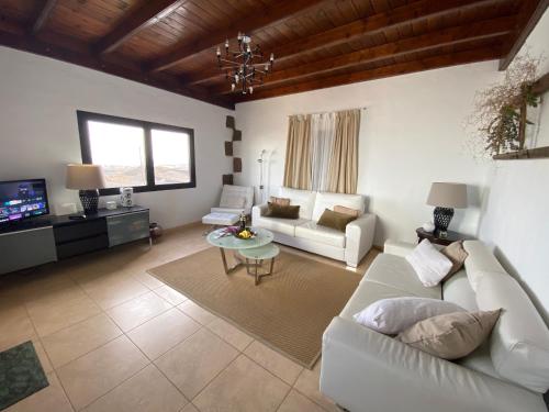 a living room with a couch and a table at Casa Camelio in Mácher