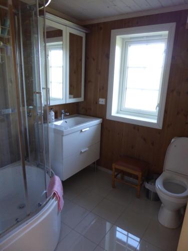 uma casa de banho com uma banheira, um lavatório e um WC. em Ny hytte i flott turterreng 