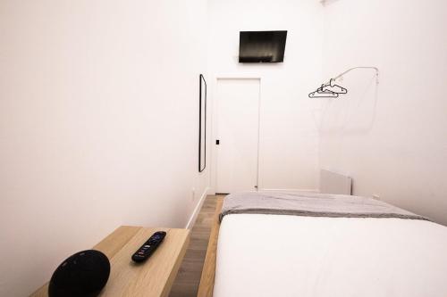 a bedroom with a bed and two remote controls at Chalet Flodhaus- Bord Rivière St-Maurice (navigable) / SPA /SAUNA - Chalets Galaxia in Saint Roch de Mekinac