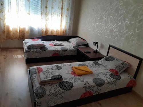 1 Schlafzimmer mit 2 Betten und einem Tisch in der Unterkunft Retro apartment in Malko Tŭrnovo