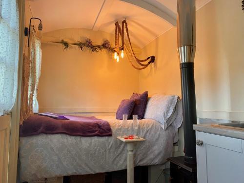 ein kleines Schlafzimmer mit einem Bett in einem Zimmer in der Unterkunft Little Oakhurst in Clitheroe