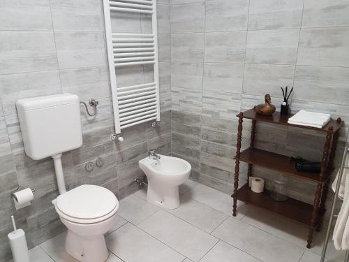 een badkamer met een toilet en een wastafel bij Sarlette Cozy Room in Venetië