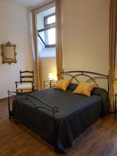 威尼斯Sarlette Cozy Room的一间卧室配有一张黑色的床和一把椅子