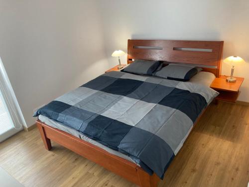 łóżko w sypialni z dwoma lampami na dwóch stołach w obiekcie Dům U Lipky w mieście Světlá nad Sázavou