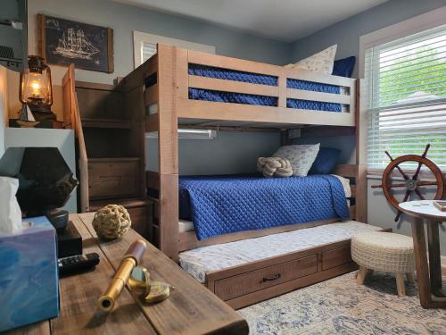 Katil dua tingkat atau katil-katil dua tingkat dalam bilik di Lake Breeze Escape - Your Oasis Awaits