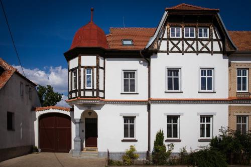 una gran casa blanca con techo rojo en Vila Witke en Dolní Dunajovice