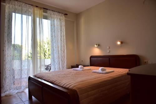 sypialnia z łóżkiem i dwoma ręcznikami na nim w obiekcie VILLA BLUE VEDERE w mieście Gerani