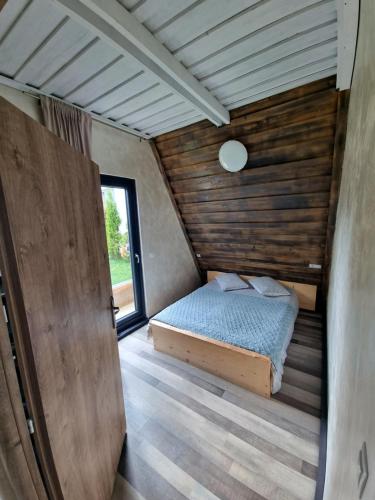 - une petite chambre avec un lit et une fenêtre dans l'établissement Tana dell Lupo, à Colibiţa