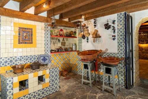 a kitchen with mosaics and bowls on the wall at Hotel Boutique Casona de la China Poblana - Adults Only in Puebla