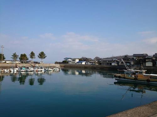 a group of boats docked in a body of water at 風早邸海音 kazahayatei mion in Hōjō