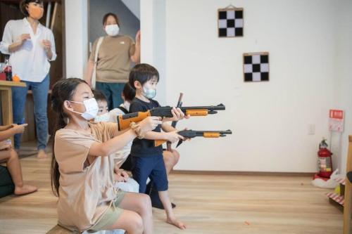 a group of children holding toy guns in a room at 風早邸海音 kazahayatei mion in Hōjō