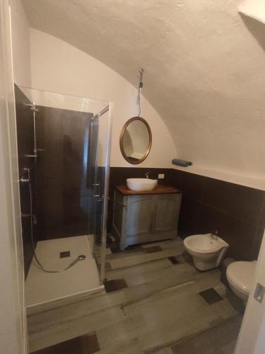 uma casa de banho com um chuveiro, um lavatório e um WC. em La casa di Paolina - Affitti turistici CIR017067-LNI-00070 em Desenzano del Garda