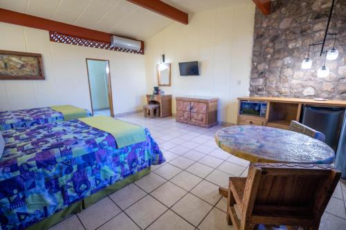ein Schlafzimmer mit einem Bett und einem Tisch in einem Zimmer in der Unterkunft Hotel Oasis in Loreto