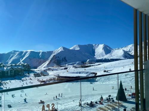 - Vistas a una estación de esquí con montañas cubiertas de nieve en Atrium New Gudauri en Gudauri