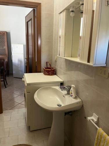 a bathroom with a sink and a mirror at Dimora dei Poli Ferrero - Spaziosa casa indipendente, vista mare, in centro su corso Garibaldi in Serracapriola