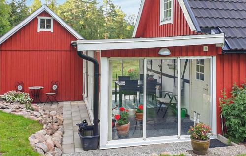 Un jardín fuera de Gorgeous Home In Perstorp With Wifi