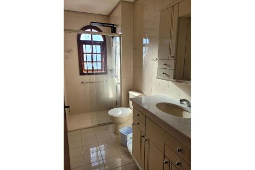 格拉馬杜的住宿－Ap. de 4 quartos com ar condicionado a 150m da Rua Coberta，一间带卫生间和水槽的浴室