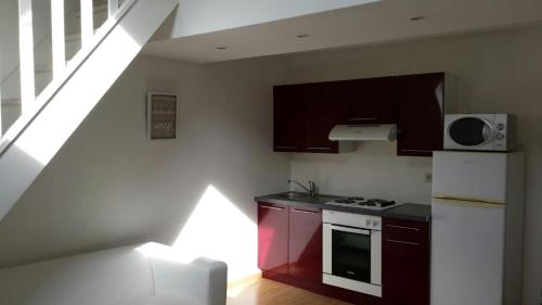 ブリュッセルにあるcentral duplex sleeps 4のコンロと電子レンジ付きのキッチン