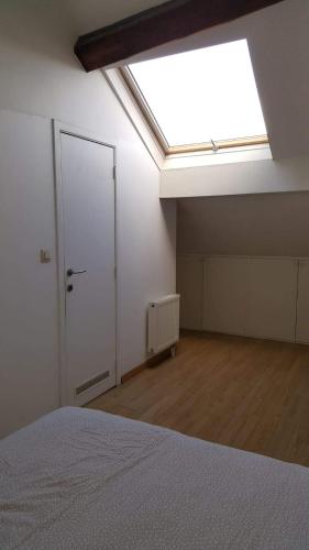 ブリュッセルにあるcentral duplex sleeps 4のベッドルーム1室(大きな天窓、ベッド1台付)