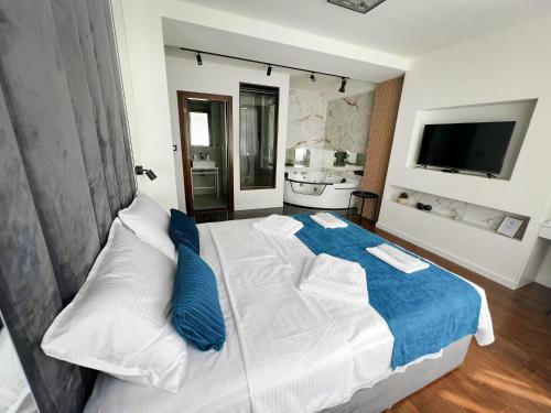 1 dormitorio con 1 cama grande con almohadas azules en 9 Nine - Luxury Apartments & Suites, en Belgrado