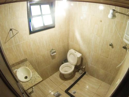 ein Bad mit einem WC und einem Waschbecken in der Unterkunft 4 Estações Arraial - Casa Verde in Arraial do Cabo