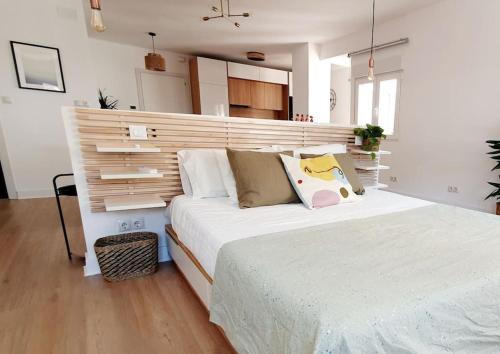 Postel nebo postele na pokoji v ubytování Spacious Loft, Parking Free M
