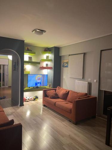 Il comprend un salon doté d'un canapé et d'une télévision à écran plat. dans l'établissement Petro&Paolo, à Athènes