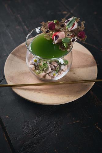 a bowl of food on a wooden plate with chopsticks at Tenne Lodges in Racines