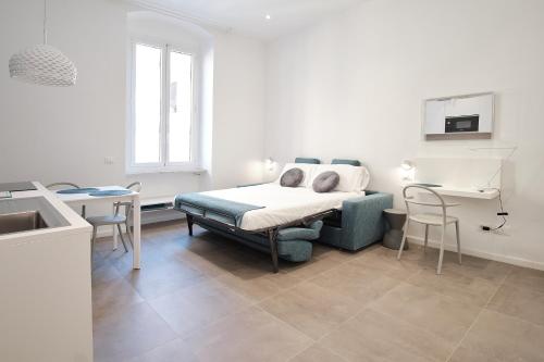 - une chambre avec un lit, une table et des chaises dans l'établissement Casa Contra, à La Spezia