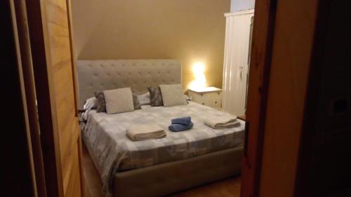 - une chambre avec un lit et des serviettes dans l'établissement B&B Ulivi d'argento, à Cavallino di Lecce