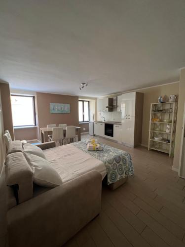 a living room with a large bed and a kitchen at Al Lago da Lilly in Gargnano